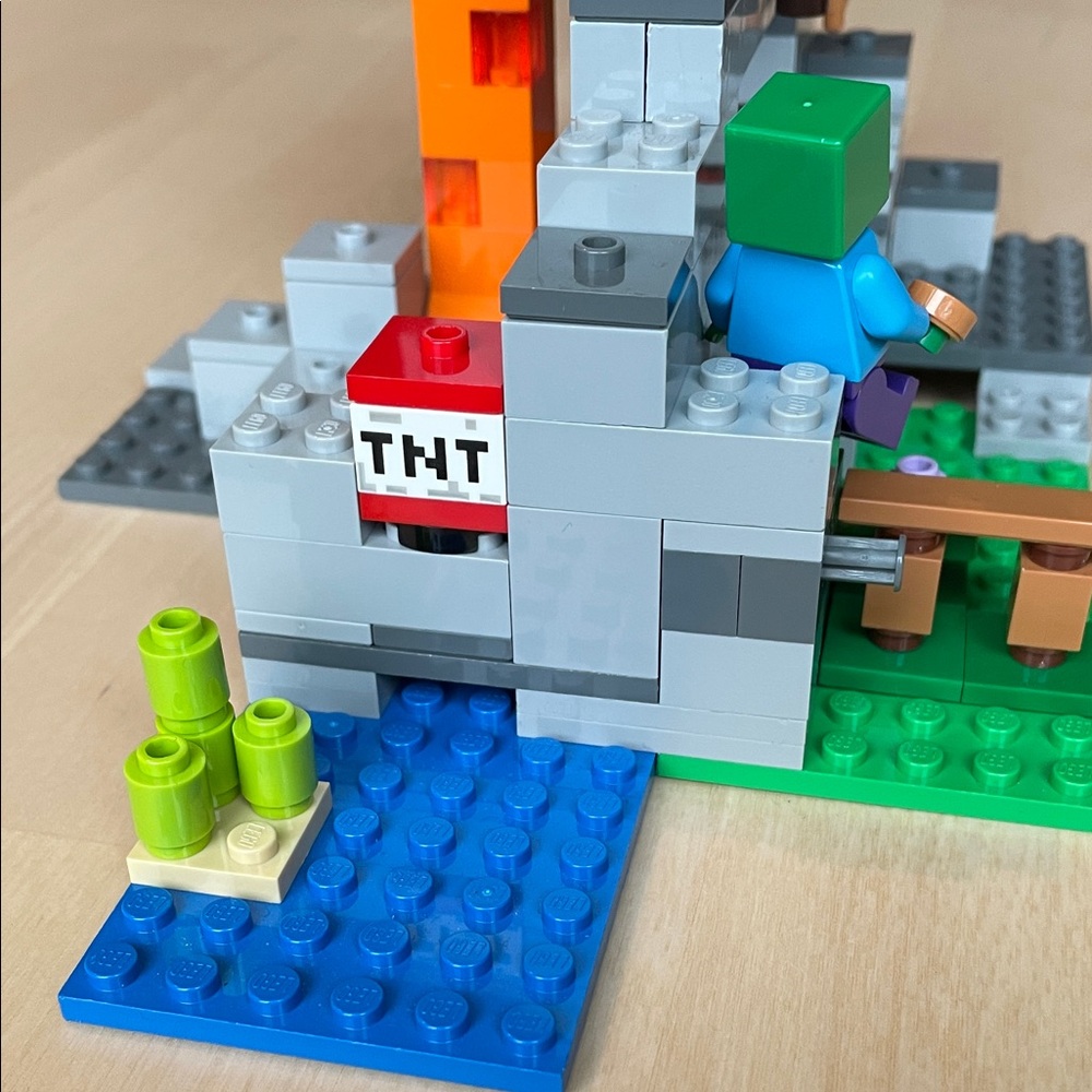 LEGO Set 21141 Minecraft: The Zombie Cave - Picture 8 of 9